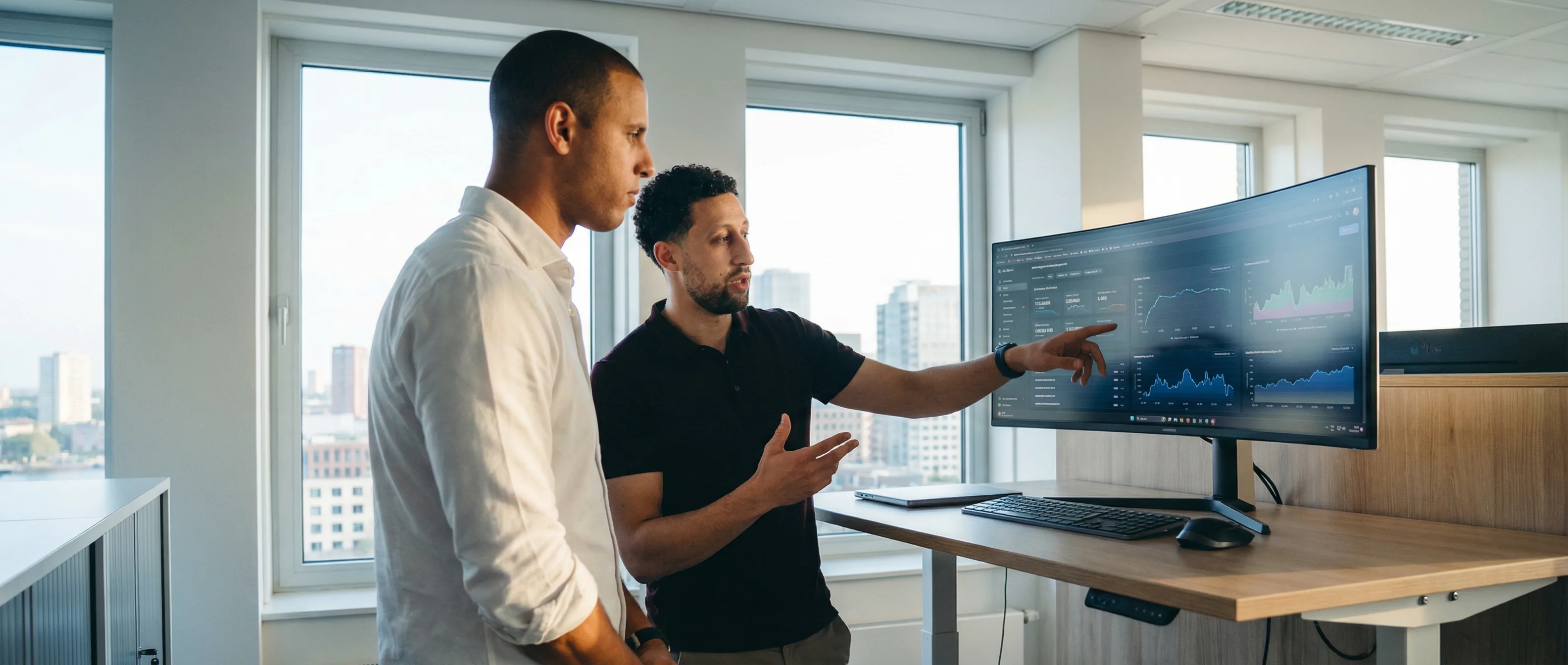 WAINUT AI consulting team analyseert data dashboards in Rotterdam kantoor