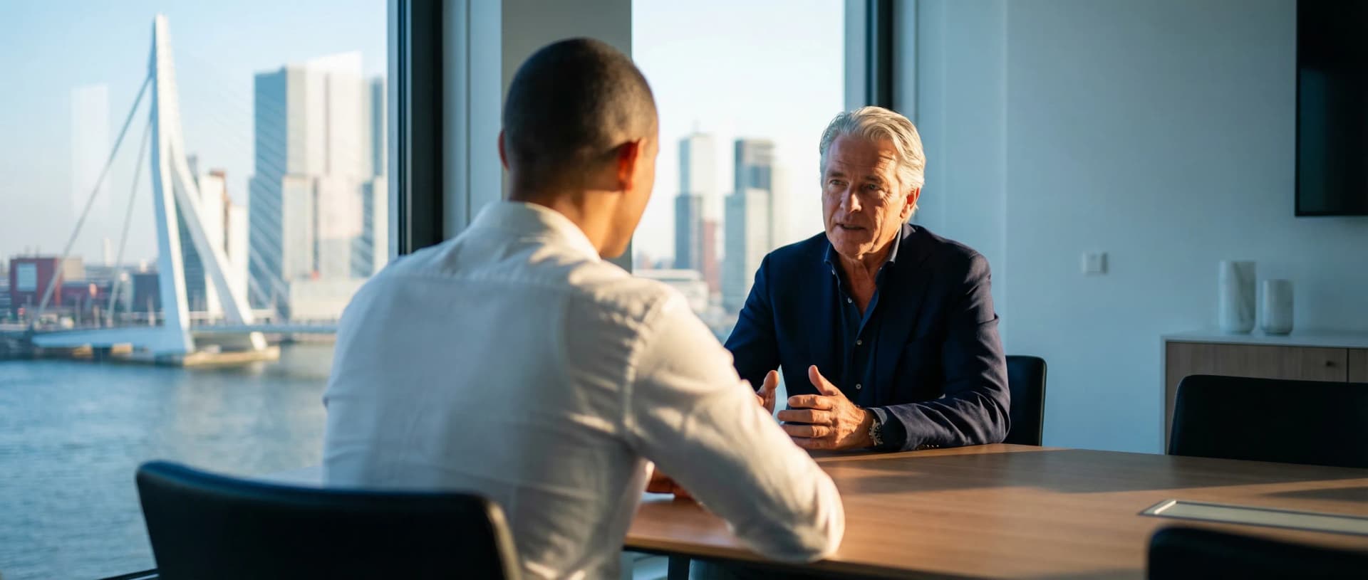 WAINUT consultant in strategisch AI gesprek met directeur in Rotterdam kantoor