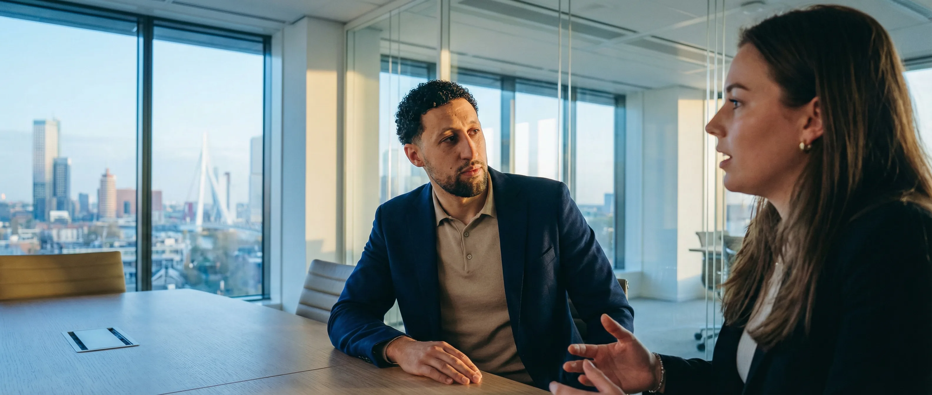 WAINUT recruiter in gesprek met AI kandidaat in Rotterdam kantoor